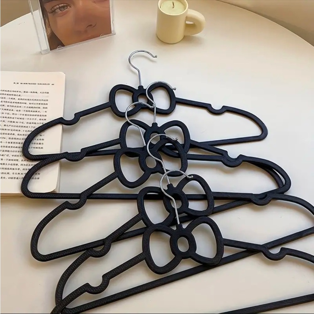 Black Bow Ultra Slim 10pcs Non Slip Hangers - 16" 360 Degree Swivel